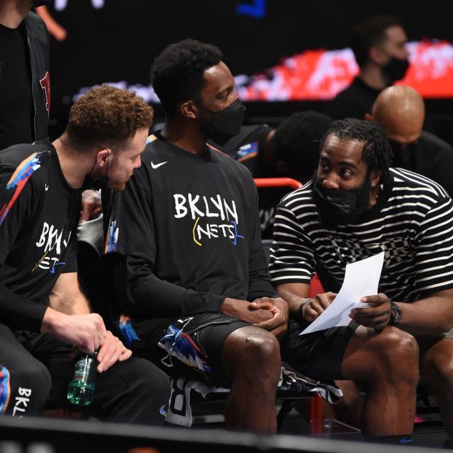 体育赛事-雄鹿连扳两场大胜篮网 欧文伤退死神独木难支